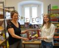 Bild: adj
Nina Lenfers (rechts) und Doris Neumann (links) zeigen eines der neuen Puzzles in der Parksteiner Bücherei.