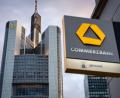 Symbolbild: Frank Rumpenhorst/dpa/Symbolbild
Das Logo der Commerzbank ist an einer Filiale angebracht.