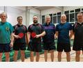 Bild: plo
Herbert Grau (Vierter von links) sicherte sich den Vereinstitel in der Tischtennisabteilung des TSV Erbendorf.