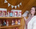 Bild: exb
Tonies sind das neue Angebot in der Pfarrbücherei Immenreuth. Stephanie Greger vom Bücherei-Team stellt die 30 Hörspielfiguren ins Regal.