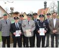 Bild: frd
Verdiente Mitglieder wurden mit BKV- Ehrenkreuzen und Jubiläumsmedaillen ausgezeichnet. Dazu gratulierten Oberst Klaus-Peter Berger (links), der stellvertretende Bezirksvorsitzende Josef Hauer (Zweiter von rechts) und Dario Vidojkovic von der Kriegsgräberfürsorge (rechts).