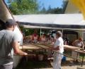 Archivbild: fm
Gemeinderatsmitglieder, ihre Familienangehörigen sowie die Damen des Obst- und Gartenbauvereins helfen traditionell beim Backofenfest in Högen zusammen. Zuletzt taten sie das 2019.