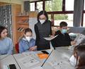 Bild: lue
In der pädagogischen Willkommensgruppe an der Mittelschule Waldsassen unterrichtet auch Lehrerin Olga Frank. Die Weißrussin bringt den Kindern und Jugendlichen Deutsch bei. André (rechts) kann unter anderem schon seine Hobbies und sich selbst vorstellen.