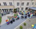 Bild: gz
Bei der Maifeier bekundeten Senioren und Personal des Seniorenheims "Haus am Tillyplatz" in Eslarn mit gelben und blauen Luftballons ihre Solidarität zur Ukraine.