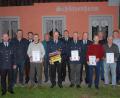 Bild: pop
Die Feuerwehr Emhof ehrt langjährige Mitglieder. Ihnen gratulieren Vorsitzender Christian Singer und Bürgermeister Peter Braun (von links) sowie Kreisbrandinspektor Hubert Blödt, Zweiter Bürgermeister Martin Bauer und Dritter Bürgermeister Mathias Huger (rechts, hintere Reihe).
