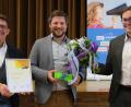 Bild: Hirsch
Der Präsident des Landesjugendrings, Matthias Fack (links), überreichte dem scheidenden Vorsitzenden des Kreisjugendrings Schwandorf, Peter Neumeier (Mitte), eine Dankesurkunde. Vom Bezirksvorsitzenden Philipp Seitz (rechts) bekam er Blumen und ein Geschenk.