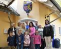 Bild: Petra Hartl
Leonie und Angela Kopczyk, Nicole Glück und Lars Pachmann (hintere Reihe, von links) haben ihr Pfadfinderheim zur Familienwohnung umgebaut. Ihre Kinder Leo und Lisa (vordere Reihe, Erster und Vierte von links) spielen gerne mit ihren neuen Freunden aus der Ukraine. Myroslav, Alina, Kateryna, Nadiia, Oma Nadiia und Anastasiia sind froh, dort eine sichere Bleibe gefunden zu haben.