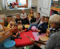 Bild: Monika Haberl
Andrea Franzkowiak (rechts) kam zur Vorlesestunde der Pfarr- und Gemeindebücherei als Gastvorleserin.