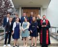 Bild: wku
Die neun Hirschauer Konfirmanden werden von Pfarrer Stefan Fischer (rechts) heuer in der Auferstehungskirche in Amberg konfirmiert.