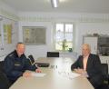 Bild: Gemeinde Kulmain/exb
Polizeichef Bernhard Gleißner im Gespräch mit Bürgermeister Günter Kopp.
