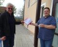 Bild: Houschka
In einer kurzen Begegnung vor dem Rathaus überreichte Bernhard Tschöpl (links) eine Liste mit 247 Unterschriften an Bürgermeister Christian Ziegler. Damit ist die notwendige Anzahl von Signaturen gegen eine im Fensterbacher Rathaus neu einzubauende Ölheizung erreicht.