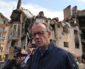 Bild: Efrem Lukatsky/dpa
Ukraine, Irpin: Friedrich Merz, CDU-Parteivorsitzender, geht umgeben von Journalisten durch die Stadt Irpin.