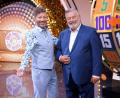 Bild: Stefan Gregorowius/RTL+/dpa
Showmaster Harry Wijnvoord (r) und Thorsten Schorn präsentieren die Show „Der Preis ist heiß“.