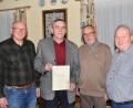 Bild: fjo
Dritter Bürgermeister Ewald Zetzl gratuliert Werner Kennel zur Auszeichnung durch Rainer Bauer und Willibald Roauer (von links).