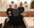 Bild: Willi Schreiber/FFW Ellenfeld/exb
Kommandant Josef Richtmann (links) und Feuerwehr-Vorsitzender Markus Gmeiner (rechts) gratulierten Hermann Ries zum 70. Geburtstag.