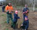 Bild: jr
30 kleine Bäumchen hat die Jugendgruppe des Obst- und Gartenbauvereins 
Mitterteich an der Wehrpoint eingepflanzt. Unterstützung leisteten unter anderen Gruppenleiterin Iris Kick und Peter Jacobey.