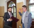 Bild: ui
Wolfgang Schwarz legt vor Bürgermeister Sebastian Dippold den Amtseid als Stadtrat ab.