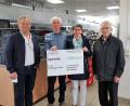Bild: wec
Bei der Spendenübergabe an die Amberger Tafel (von links): Günther Denk vom Pfarrgemeinderat Ebermannsdorf, Tafel-Vorsitzender Bernhard Saurenbach, Elisabeth Vogl und Ruhestandspfarrer Josef Beer.