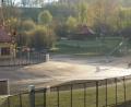 Bild: fjo
Das Sicherheitsnetz rund um den Naturbadesee steht und kündet bereits vom baldigen Beginn der Waidhauser Freibadsaison mit vielen Neuerungen.