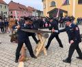 Bild: mis
Bei wem purzelt das Holzstück schneller? Die Vorsitzenden und die Kommandanten der FFW Oberköblitz mussten sich beim Patenbitten für ihre Jubiläumsfeier in mehreren Aufgaben beweisen.