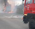 Bild: Autobahnpolizei Schwandorf/exb
Ein brennender Sattelzug sorgte am Donnerstagabend für erhebliche Behinderungen auf der Autobahn A 93 bei Schwandorf. Auslöser des Feuers dürfte ein technischer Defekt gewesen sein.