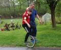 Bild: cvl
Aller Anfang ist schwer: Tobias Schiml, 12, nutzt die Gelegenheit, um das Einradfahren auszuprobieren. Eines ist klar: Am Anfang geht es nicht ohne Stütze. Papa Matthias hilft weiter.