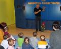 Bild: lgc
Josef Grünholz erzählte mit seinem Kasperl den Kindergartenkindern die Geschichte von der schlampigen Prinzessin.