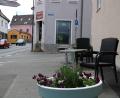Bild: prh
Vor dem Neubau auf dem Areal der ehemaligen Gaststätte "Deutsche Eiche" hat der Stadtrat Neustadt die Bestuhlung durch einen benachbarten Wirt untersagt.