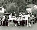 Archivbild: Werner Schirmer
Die Porzelliner demonstrierten am 8. Mai 1992 in Tirschenreuth gegen die Stilllegung ihrer Fabrik. Die Entscheidung, ein neues Werk in Selb zu bauen, bedeutete das Aus.