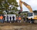 Bild: szl
Am Freitagvormittag erfolgte der Spatenstich für die aktuell größte Infrastrukturmaßnahme der Marktgemeinde Plößberg. Für 11 Millionen Euro wird die Stauseebrücke und die Gemeindeverbindungsstraße erneuert. Im Bild die Planer und Baufirmen sowie Vertreter des Markts Plößberg.