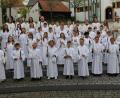 Bild: bph
Aus der Stadtpfarrei Sankt Johannes der Täufer machten sich am Sonntag 31 Kinder mit Jesus auf den Weg in das Leben. Sie traten bei der Erstkommunion ein in die Mahlgemeinschaft mit Gott, wie sie intensiver nicht sein kann.