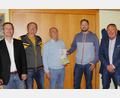 Bild: mfh
Der Vorstand des SV Loderhof übergibt eine Spende von 500 Euro an Sulzbach-Rosenberg hilft. Von links Zweiter Vorsitzender Michael Jakuttis, Schriftführer Richard Donhauser, Kassier Kurt Hösl, Paul Wolf von Sulzbach-Rosenberg hilft und der Erste Vorsitzende Joachim Bender.
