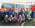 Bild: njn
Gemessen an den Verbänden haben die Vorschulkinder des Regenbogen-Kindergartens ihren ersten Erste-Hilfe-Kurs erfolgreich absolviert. Mit auf dem Foto BRK-Bereitschaftsleiter Sven Lehner.