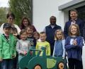 Bild: gri
Die Kinder des Wutschdorfer Kindergartens mit der Leiterin der Einrichtung, Heid Wagner (hinten, Zweite von links) und den Ehrengästen.