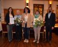 Bild: gi
Für 20-jährige Treue zur Frauenunion Moosbach werden Anna Kölbl und Veronika Völkl (von links) mit Blumenstrauß sowie Bettina Hofmeister (nicht auf dem Bild) geehrt. Dazu gratulieren FU-Kreisvorsitzende Susanne Reitmeier (links), Vorsitzende Ulrike Guttenberger (Mitte) und Bürgermeister Armin Bulenda.