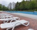 Bild: Lowak
Zwar stehen im Freibad Windischeschenbach die Liegen schon bereit, doch die Becken müssen noch mit Wasser gefüllt werden.