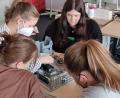 Bild: Weidner/Arbeitsagentur/exb
Einen Computer auseinanderzunehmen und wieder zusammenzubauen ist keine typische Beschäftigung für Mädchen. Beim Girls' Day an der Arbeitsagentur Schwandorf wurde das aber geübt.