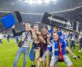 Bild: David Inderlied/dpa
Nach dem feststehenden Aufstieg in die Bundesliga kannte der Jubel der Schalke-Fans am Samstag keine Grenzen mehr.