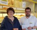 Bild: ak
Bäckermeister Wolfgang Schmid übergab Doris Kellner vom Frauenbund Kulmain die Spende aus der Solibrot-Aktion.