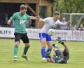 Bild: Hubert Ziegler
Brenzliche Situation im Auerbacher Strafraum: Spielertrainer Michael Keil (Mitte) schirmt den Ball vor seinem am Boden liegenden Torhüter Sebastian Kausler (rechts) ab, Maximilian Nimsch vom 1. FC Rieden (links) ist in Lauerstellung.