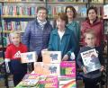Bild: gis
Petra Markhof (von links), Selma Markhof, Bücherstadl-Mitarbeiterin Elisabeth Kraus, Barbara Reichenberger mit zwei kleinen Fichtelberger "Leseratten".