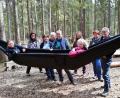 Bild: ld
In Kooperation mit dem Waldkindergarten aus Vohenstrauß trafen sich neun Fachkräfte zu einem Praxisworkshop, um den Wald als einen spannenden Bewegungsraum zu „erspielen“ und zu „verknoten“.
