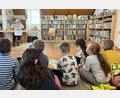 Bild: exb
Märchenstunde beim Besuch der Vorschulkinder des Kinderhauses "Herz Jesu" in der Katholischen Öffentlichen Bücherei Immenreuth.