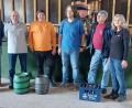 Bild: myd
Für den Grafenwöhrer Wanderverein nimmt stellvertretend Wanderwart Alfons Dobmann (Dritter von links) den Preis für den zweiten Platz, ein 15 l Bierfass, aus den Händen des Vorsitzenden des Veranstalters, Stefan Gebhard (Vierter von links), entgegen.