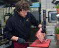 Bild: Stephan Huber
Nils Scherer ist Koch im Brauereigasthof Sperber. Das Fleisch, das er den Gästen zubereitet, wird laufend teurer. Die Wirte versuchen, die Teuerungen so gut es geht nicht an die Kunden weiterzugeben - doch manchmal geht es nicht anders.