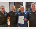 Bild: fks
Vorsitzender Peter Schieder (links) begrüßte in der Jahreshauptversammlung das 500. Mitglied Gerhard Horn (Dritter von links). Eingereiht haben sich hier Dritter Vorsitzender Uli Schwamberger (Zweiter von links) und Zweiter Vorsitzender Helmut-Stefan Neugirg (rechts).