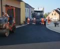 Bild: jr
Am Montagmorgen starteten Asphaltierungsarbeiten in der Friedhofstraße, ab Mittwoch soll der Verkehr nach rund sechsmonatiger Bauzeit wieder fließen können.