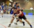 Bild: Hubert Ziegler
Handball der etwas rustikaleren Art gab es auch im Derby zwischen dem HC Sulzbach und der SG Auerbach/Pegnitz. In dieser Szene nimmt Daniel Schalanda (links) von den Gästen Stefan Ströhl von den Hausherren in die Zange, beobachtet von Maxim Pankraz (hinten) von den Gästen.
