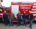 Bild: Martin Thoma/exb
Das neue Fahrzeug der Feuerwehr Ilsenbach. Die Führungskräfte der Wehr und der Kommune sind stolz.