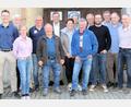 Bild: bjo
Dem neuen Vorstand des Skiclubs Schmidmühlen mit Peter Dammith (Vierter von links) an der Spitze gratuliert Bürgermeister Peter Braun (Sechster von links).